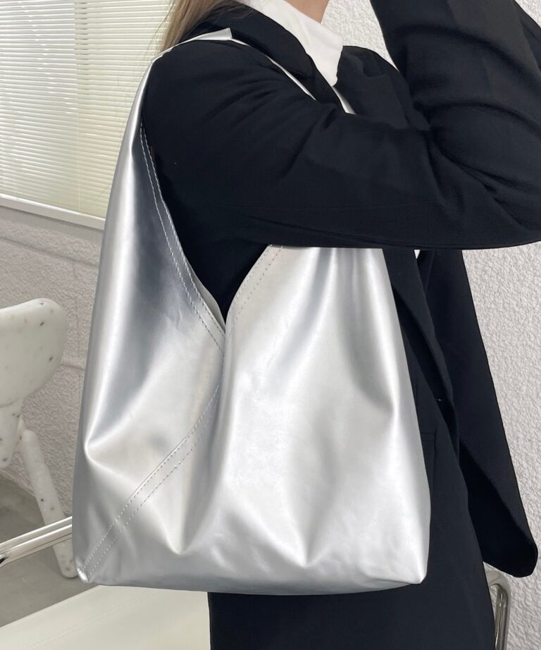 【2024最新版】シルバーバッグが韓国女子の流行り！冬コーデにも合わせやすいおしゃれなショルダーバッグ NIKONIKO MAG
